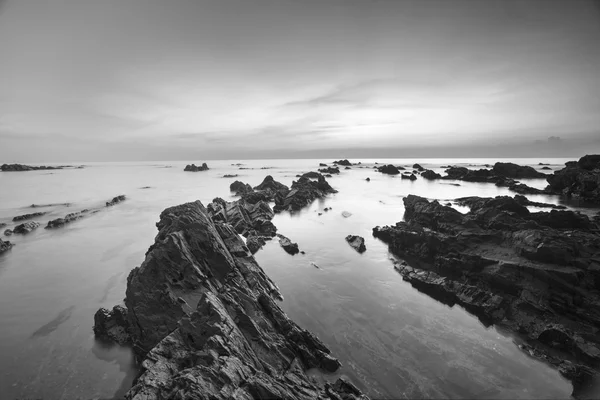 Sunrise seascape em Pandak Beach, Terengganu. Foco suave devido à longa exposição tiro. Composição natural — Fotografia de Stock