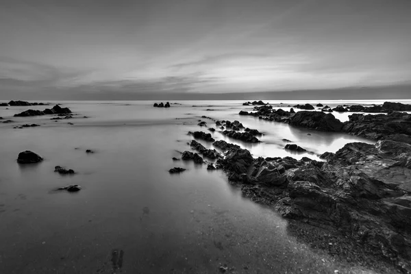 丁加奴潘达克海滩日出海景。由于长时间曝光而产生的软对焦。自然成分 — 图库照片