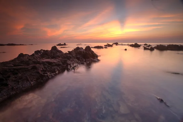 Sunrise seascape em Pandak Beach, Terengganu. Foco suave devido à longa exposição tiro. Composição da natureza e baixa luz — Fotografia de Stock