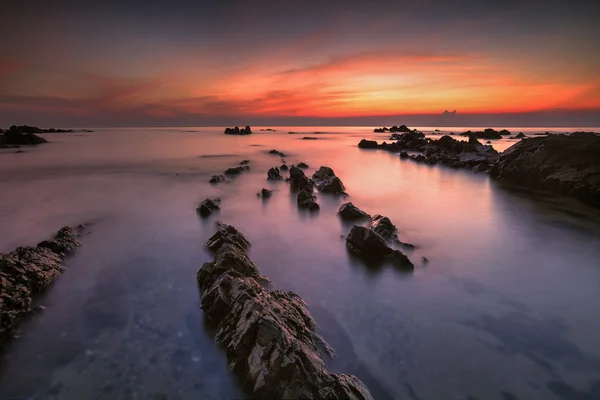 Sunrise seascape em Pandak Beach, Terengganu. Foco suave devido à longa exposição tiro. Composição natural — Fotografia de Stock