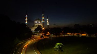 Shah Alam Camii zaman atlamalı bulutlu gün batımı sırasında.