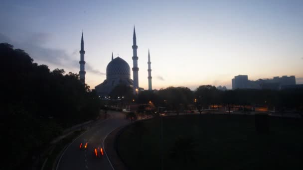 Time-lapse van moskee in Shah Alam bewolkt laagstaande. — Stockvideo