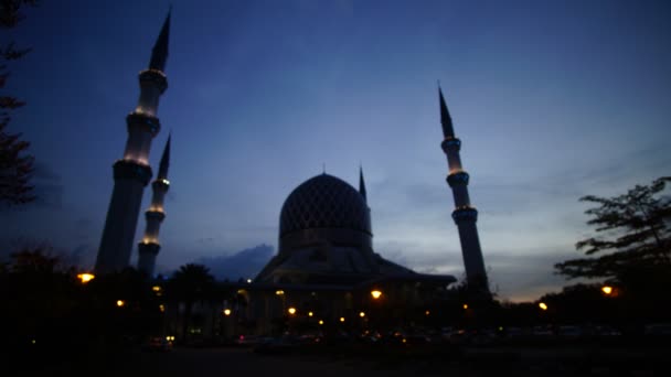 Ώρα λήξη του τεμένους στο Shah Alam κατά θολό ηλιοβασίλεμα. — Αρχείο Βίντεο
