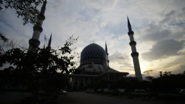 Time-lapse van moskee in Shah Alam bewolkt laagstaande. — Stockvideo