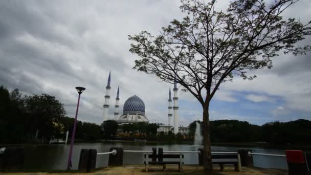 Tid förflutit av moskén i Shah Alam under molniga solnedgången. — Stockvideo