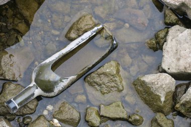 Suyun içindeki boş cam şişe.