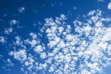 Sabah mavi gökyüzü ve bulutlar