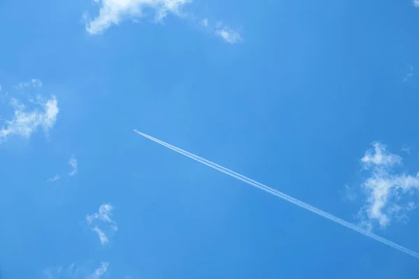 Blauer Sonniger Himmel Den Das Flugzeug Fliegt — Stockfoto