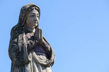 Meryem Ana 'nın taş heykeli.