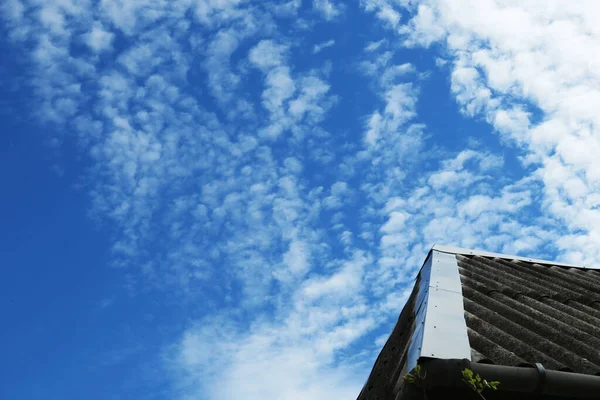 晴れた日には青空と白い美しい雲 — ストック写真