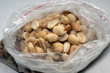 Pakette kavrulmuş tuzlu fıstık.