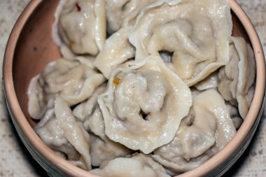 Etli börekler masanın üstünde.