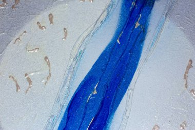 Tuval üzerinde mavi ve beyaz çizgiler