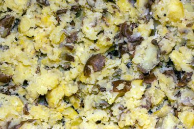 Kavanozda sarı haşlanmış patates.