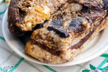 Tabakta füme jambon ve domuz yağı.