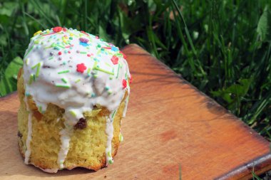 Renkli meyveli Paskalya pastası