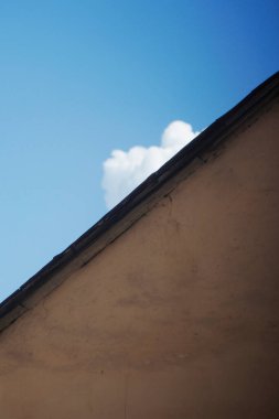 Güzel beyaz bulutlar ve mavi gökyüzü