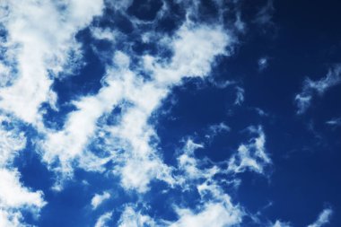 Güzel beyaz bulutlar ve mavi gökyüzü