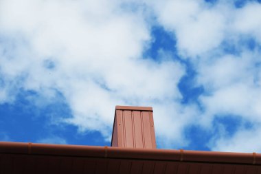 Güzel beyaz bulutlar ve mavi gökyüzü