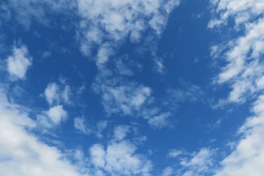 Güzel beyaz bulutlar ve mavi gökyüzü