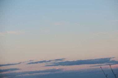 Güzel beyaz bulutlar ve mavi gökyüzü