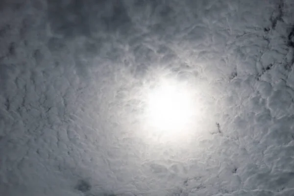 Nuvens Cinzentas Bonitas Sol — Fotografia de Stock