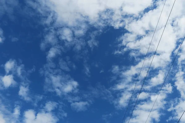 美丽的白云和蓝天 — 图库照片