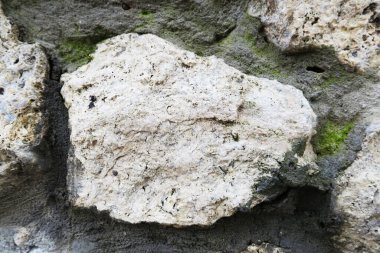 Eski taş duvar betondan yapılmıştır.