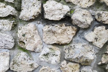 Eski taş duvar betondan yapılmıştır.