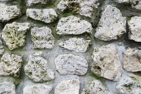 Eski taş duvar betondan yapılmıştır.