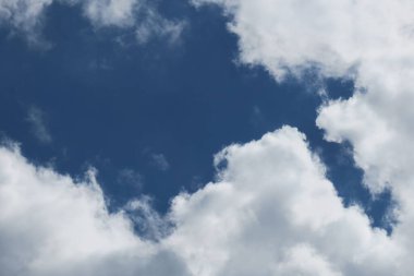 Güzel mavi yaz gökyüzü ve güneşli bir günde beyaz bulutlar