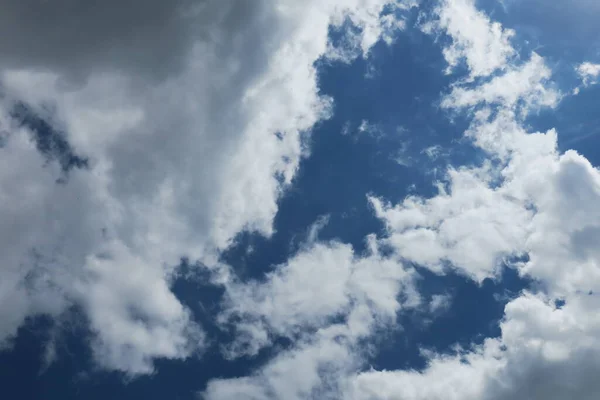 Indah Biru Langit Musim Panas Dan Awan Putih Pada Hari — Stok Foto