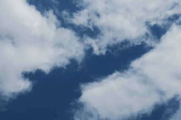 Piękne Błękitne Letnie Niebo Białe Chmury Słoneczny Dzień — Zdjęcie stockowe