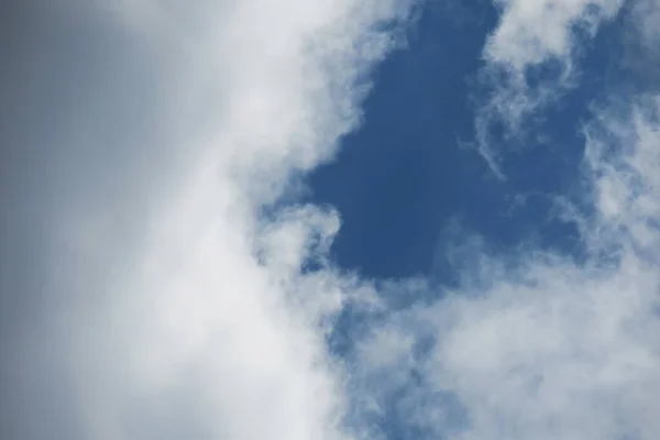 Piękne Błękitne Letnie Niebo Białe Chmury Słoneczny Dzień — Zdjęcie stockowe