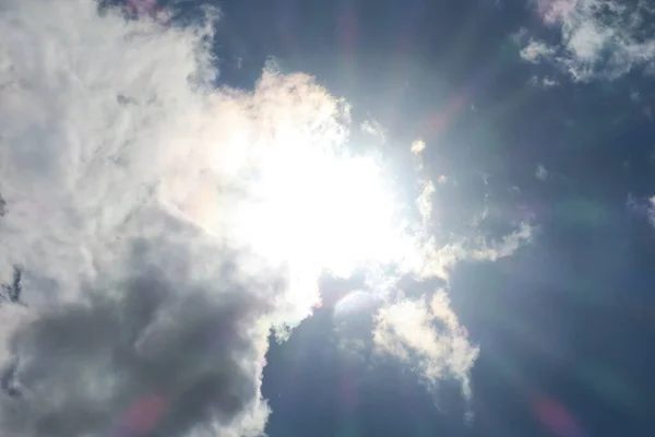 Güzel Mavi Yaz Gökyüzü Güneşli Bir Günde Beyaz Bulutlar — Stok fotoğraf