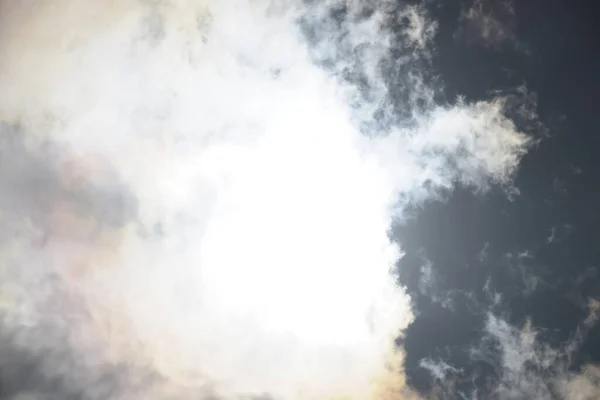 Schöner Blauer Sommerhimmel Und Weiße Wolken Einem Sonnigen Tag — Stockfoto
