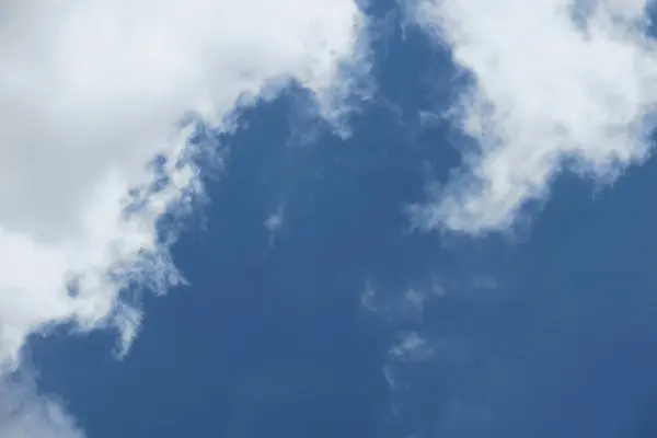 Прекрасное Голубое Летнее Небо Белые Облака Солнечный День — стоковое фото