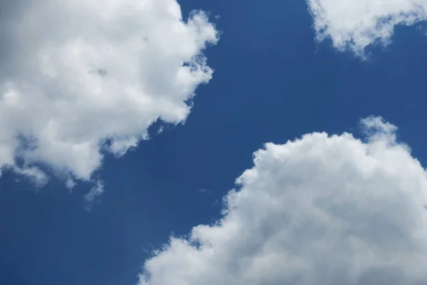 Indah Biru Langit Musim Panas Dan Awan Putih Pada Hari — Stok Foto