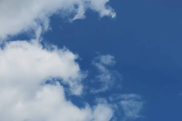 Прекрасное Голубое Летнее Небо Белые Облака Солнечный День — стоковое фото