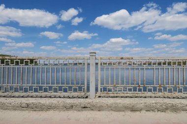 Mavi gökyüzü ve gri bulutlar güzel havada ormandaki ağaçların arka planında