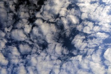 Güneşli bir günde güzel gökyüzü ve gri bulutlar