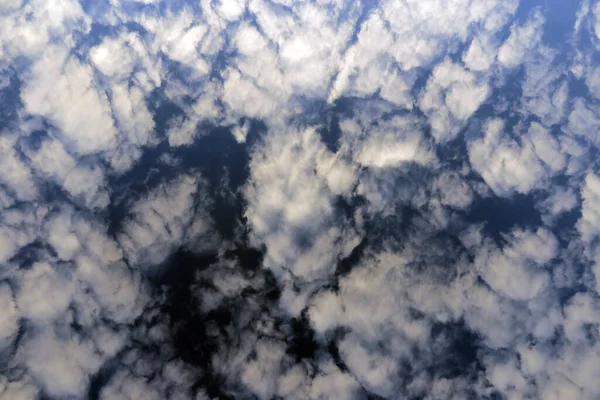 Beau Ciel Nuages Gris Par Une Journée Ensoleillée — Photo