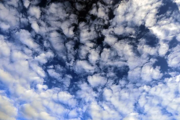 Céu Bonito Nuvens Cinzas Dia Ensolarado — Fotografia de Stock