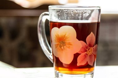 Masada sıcak çay olan kupa.