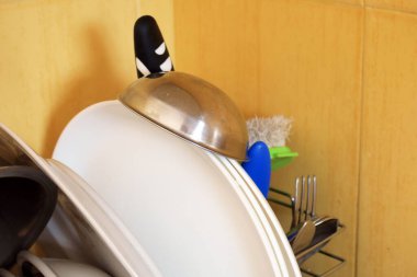 Tabaklar, bıçak takımları ve mutfakta bir kepçe.