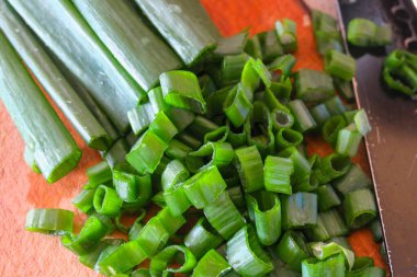 Mutfakta yeşil soğan filizleniyor.