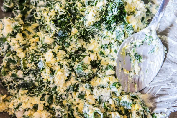 Peynirli, yumurtalı ve soğanlı lezzetli salata.