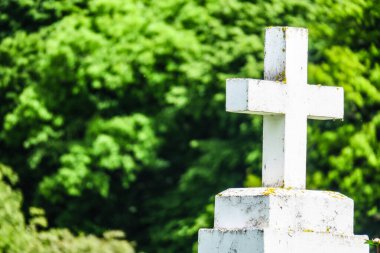 Beyaz beton Hıristiyan geçidi sahada