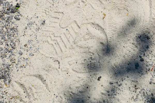 Spuren Von Schuhen Und Autoreifen Sand — Stockfoto