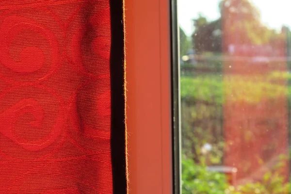 Rideaux Rouges Une Fenêtre Donnant Sur Potager — Photo